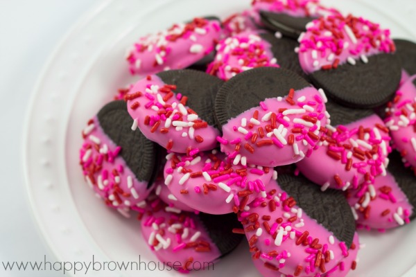 Dipped Valentine's Day Oreo snack from happybrownhouse.com 