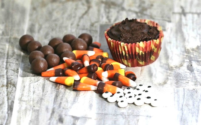 These chocolate cupcake, malted milk balls, candy corn and edible eyes will make our turkey cupcakes.