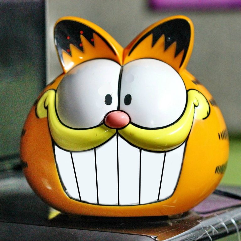 Garfield the cat clock